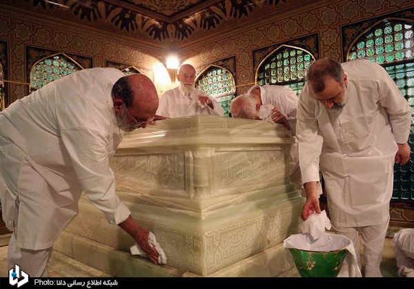 غبارروبی ضریح مطهر حضرت علی بن موسی الرضا(ع)+عکس