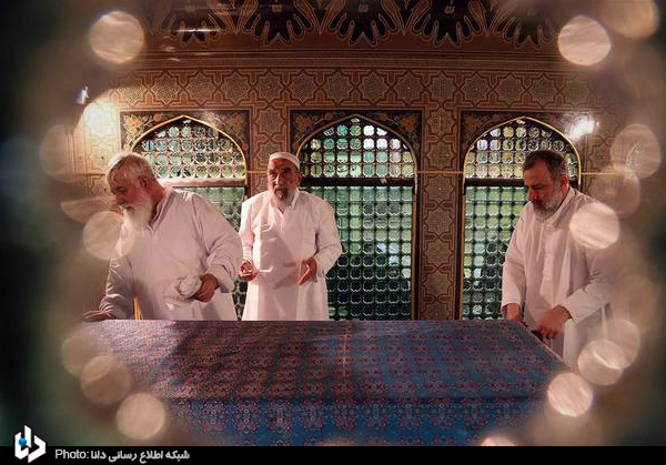 غبارروبی ضریح مطهر حضرت علی بن موسی الرضا(ع)+عکس