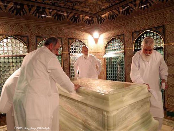 غبارروبی ضریح مطهر حضرت علی بن موسی الرضا(ع)+عکس