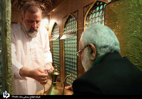 غبارروبی ضریح مطهر حضرت علی بن موسی الرضا(ع)+عکس
