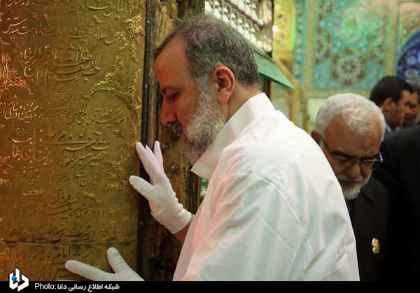 غبارروبی ضریح مطهر حضرت علی بن موسی الرضا(ع)+عکس