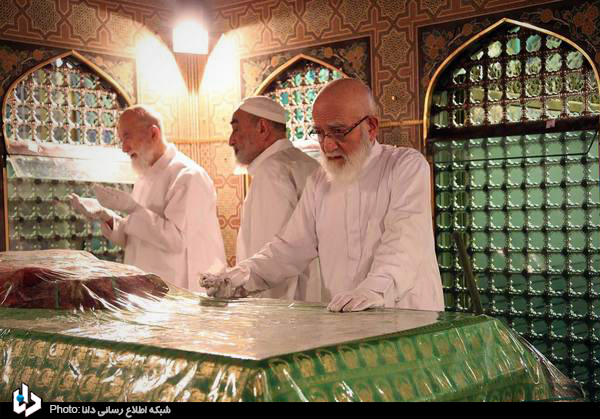 غبارروبی ضریح مطهر حضرت علی بن موسی الرضا(ع)+عکس