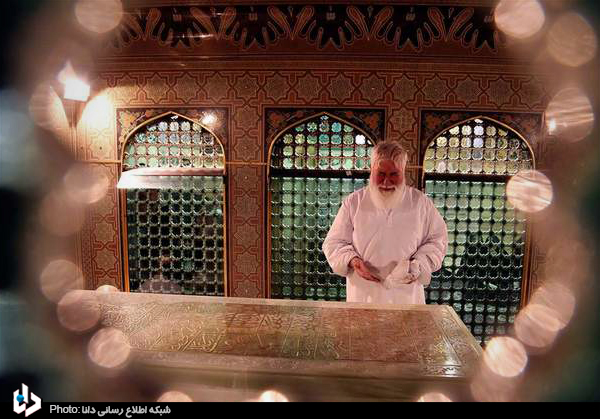 غبارروبی ضریح مطهر حضرت علی بن موسی الرضا(ع)+عکس