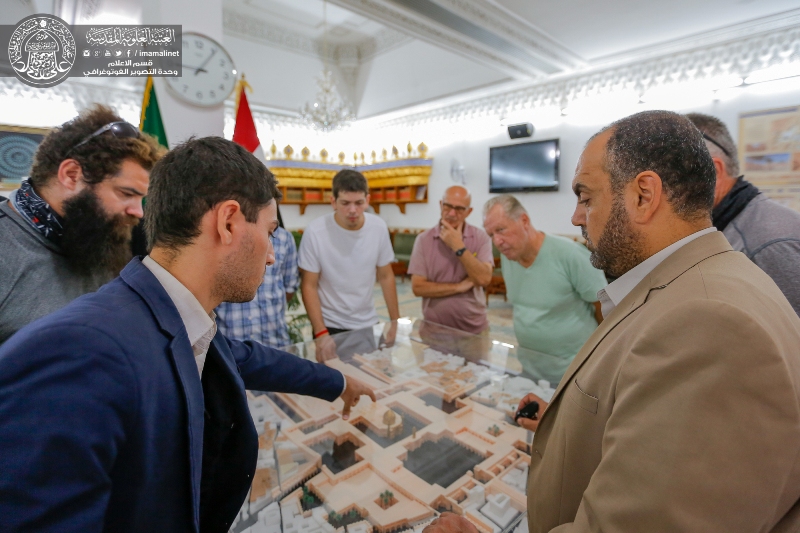 حضور جمعی از جهانگردان خارجی در حرم مطهر علوی+عکس
