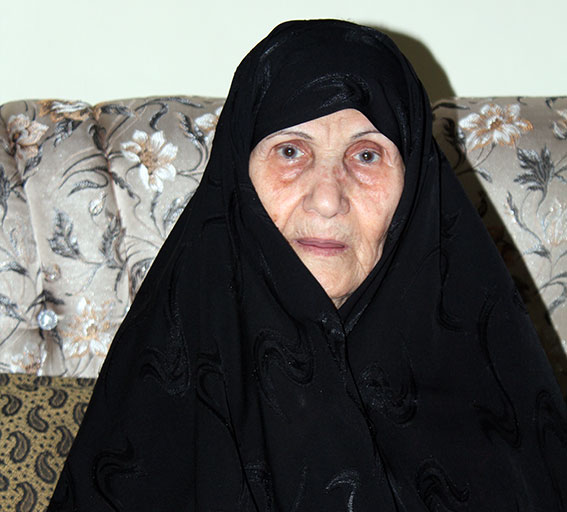 زنانی که در چایخانه خبر شهادت عزیزانشان را شنیدند و دم نزدند زنانی که در چایخانه خبر شهادت عزیزانشان را شنیدند و دم نزدند