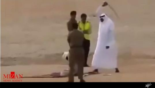 مراسم گردن زنی آلسعود در زادگاه شیخ نمر + فیلم (16+) مراسم گردن زنی آلسعود در زادگاه شیخ نمر + فیلم (16+)