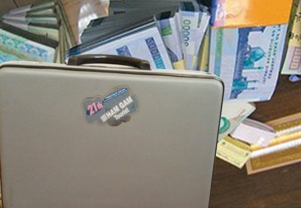 راننده تاکسی بجنوردی کیف ۸۰ میلیون تومانی را به صاحبش بازگرداند راننده تاکسی بجنوردی کیف ۸۰ میلیون تومانی را به صاحبش بازگرداند