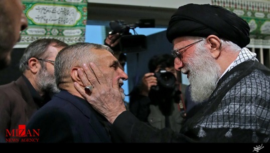 مداحی حاج منصور ارضی در نخستین شب عزاداری ایام محرم در حضور رهبر انقلاب + فیلم و صوت