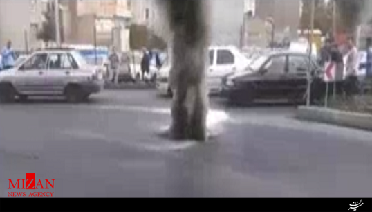 خروج دود مشکوک از زمین در یکی از خیابانهای تهران + فیلم خروج دود مشکوک از زمین در یکی از خیابانهای تهران + فیلم