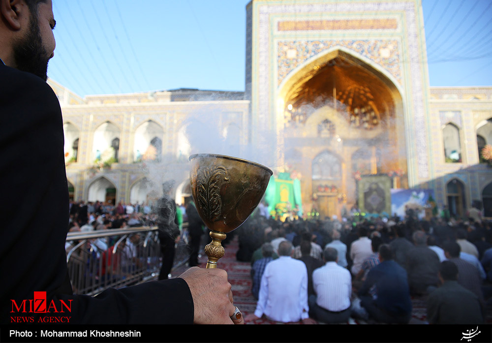 چشمم به چلچراغ حریم تو روشن است ای چلچراغ چشم تو، خورشید راه من چشمم به چلچراغ حریم تو روشن است ای چلچراغ چشم تو، خورشید راه من