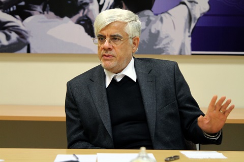 رئیس فراکسیون امید مجلس شورای اسلامی گفت: دولت ایالات متحده آمریکا باید بداند که اگر می خواهد در نظام بین الملل اعتماد به کشورش را زیر سوال نبرد راهی جز وتوی وتوی مصوبه سنای آمریکا ندارد.محمدرضا عارف در گفت و گو با خبرنگار پایگاه اطلاع رسانی و خبری جماران، در پاسخ به سوالی در مورد رأی سنای آمریکا به تمدید ده ساله تحریم آمریکا علیه ایران، اظهار کرد: اقدام سنای آمریکا در تمدید ده ساله تحریم ها علیه جمهوری اسلامی ایران اعتماد به این کشور را در نظام بین المللی تحت الشعاع قرار می دهد و تبعات زیادی برای آمریکا در پی خواهد داست.وی افزود: جمهوری اسلامی ایران ضمن پایبندی به تعهدات بین المللی مطمئنا واکنش جدی را در برابر این اقدام سنای آمریکا نشان خواهد داد و مانند گذشته راه خود را با توجه به منافع ملی ادامه می دهد.عارف گفت: مسئولان سیاست خارحی ایران نیز مانند گذشته باید با هوشیاری، اقدامات کشورهای مرتبط با برجام به خصوص دولت جدید آمریکا را که به نظر می رسد می خواهد هزینه نقض برجام را متوجه ایران کند به دقت رصد کرده و موضع گیری مناسب با توجه به منافع ملی ایران اتخاذ کنند.رئیس فراکسیون امید مجلس تأکید کرد: دولت ایالات متحده آمریکا باید بداند که اگر می خواهد در نظام بین الملل اعتماد به کشورش را زیر سوال نبرد راهی جز وتوی مصوبه سنای آمریکا ندارد.