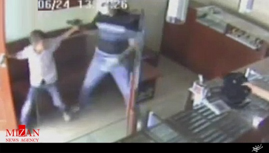 پسر کاراتهباز با یک مشت سارقجواهرات را فراری داد! + فیلم پسر کاراتهباز با یک مشت سارقجواهرات را فراری داد! + فیلم