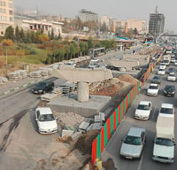 پل دوربرگردان شرق به شرق بلوار ارتش، در مرحله نصب عرشه