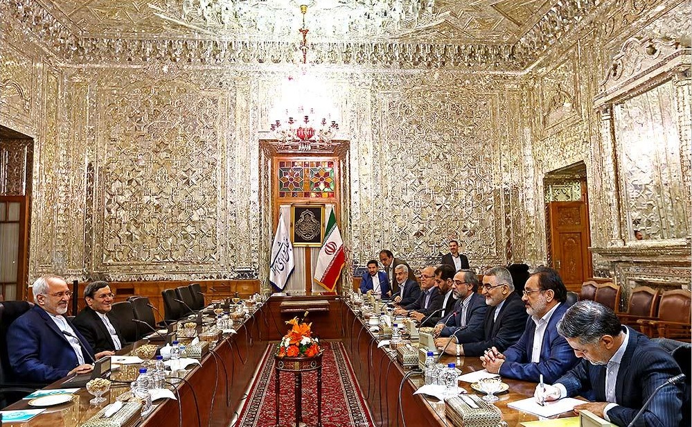 حواشی جلسه محرمانه ظریف تمامی ندارد/ از نماینده غایب اصرار از مابقی نمایندگان انکار!