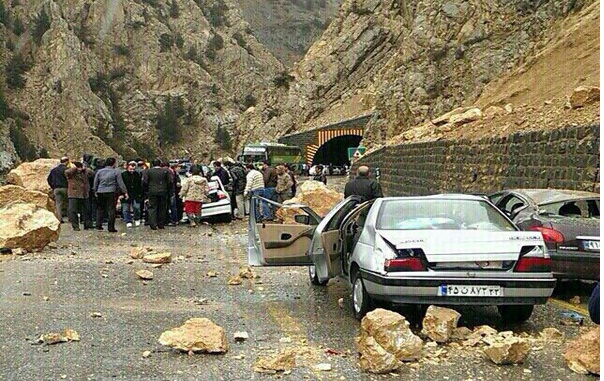 جاده چالوس به علت ریزش کوه مسدود شد