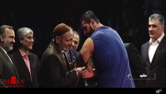 بازوبند پهلوانی ایران بر بازوی جابر صادقزاده بسته شد + فیلم بازوبند پهلوانی ایران بر بازوی جابر صادقزاده بسته شد + فیلم