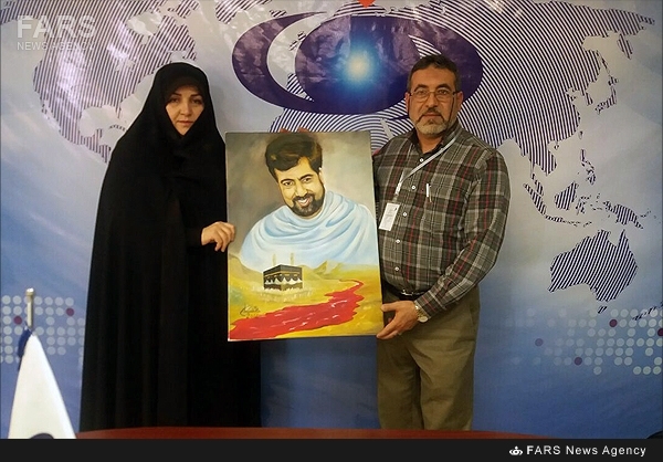 هنرمند لبنانی تابلو نقاشیاش را به خانواده شهید رکن آبادی تقدیم کرد هنرمند لبنانی تابلو نقاشیاش را به خانواده شهید رکن آبادی تقدیم کرد