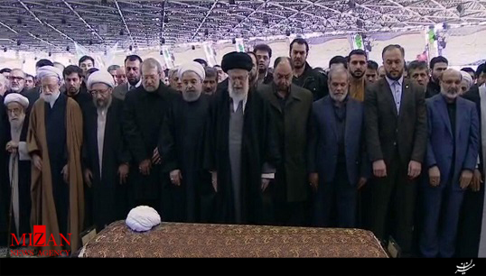 اقامه نماز رهبرانقلاب بر پیکر آیتالله هاشمی رفسنجانی + فیلم اقامه نماز رهبرانقلاب بر پیکر آیتالله هاشمی رفسنجانی + فیلم