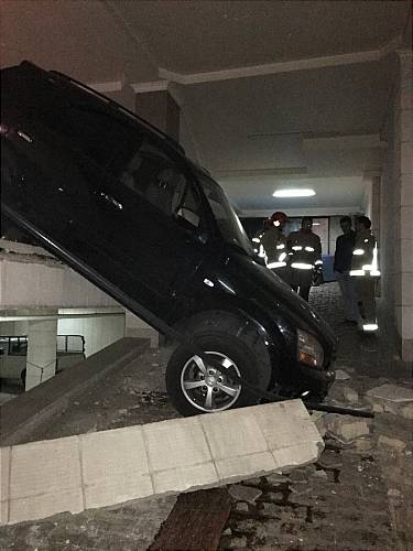 سقوط خودرو شاسی بلند در پارکینگ+تصاویر سقوط خودرو شاسی بلند در پارکینگ+تصاویر