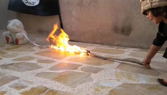 کودک داعشی دومین روش اعدام را آموخت + تصاویر کودک داعشی دومین روش اعدام را آموخت + تصاویر