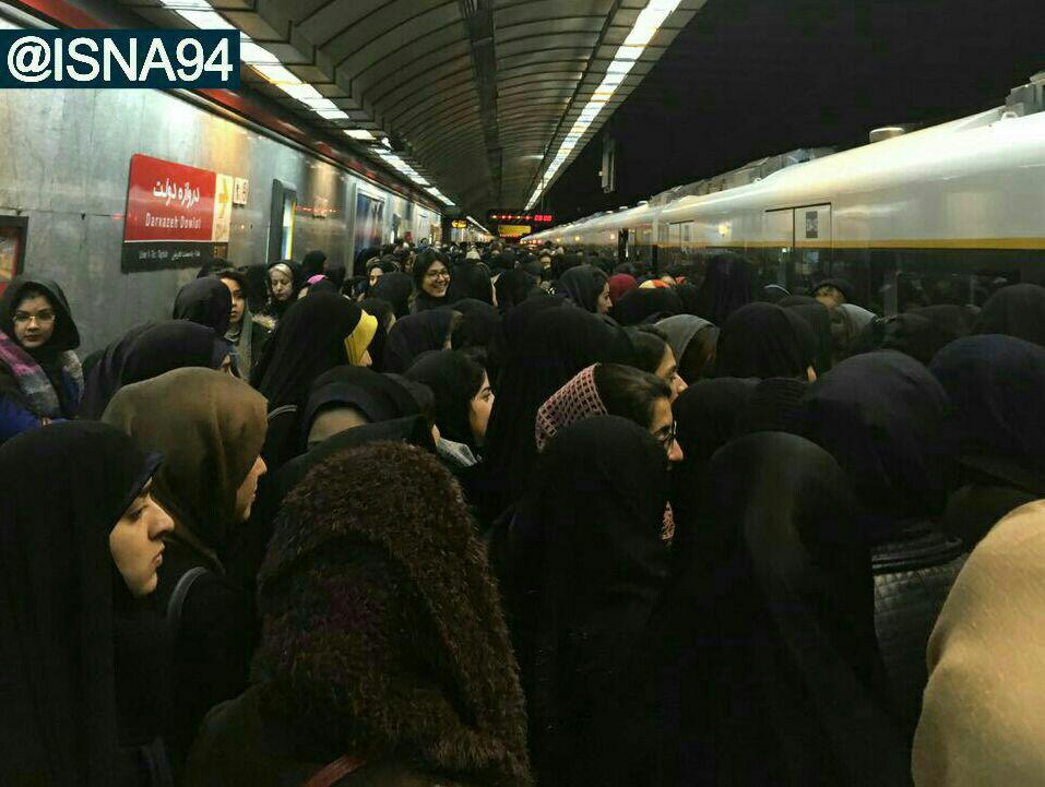 ازدحام مردم در ایستگاه متروی دروازه دولت، در مسیر منتهی به مصلای تهران ازدحام مردم در ایستگاه متروی دروازه دولت، در مسیر منتهی به مصلای تهران