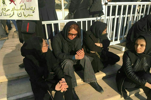 حضور مهناز افشار  در مراسم وداع با آتش نشانان شهید