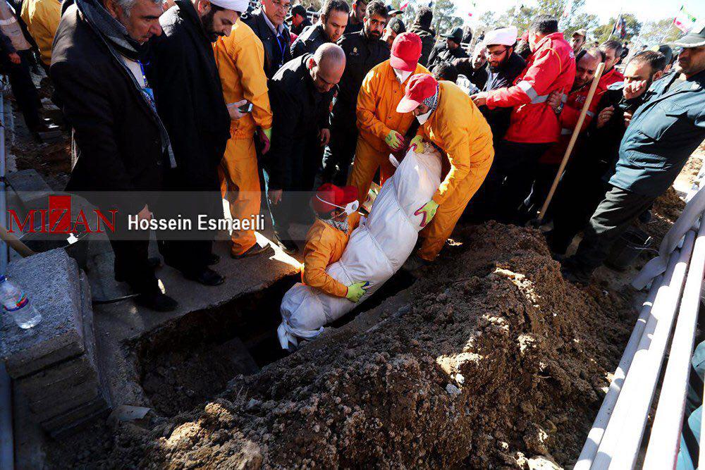 پیکر سه شهید آتش نشان در خاک آرام گرفت پیکر سه شهید آتش نشان در خاک آرام گرفت