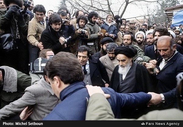 ماجرای عکس امام در زیر درخت سیب/ امام با من شوخی میکردند+عکس ماجرای عکس امام در زیر درخت سیب/ امام با من شوخی میکردند+عکس
