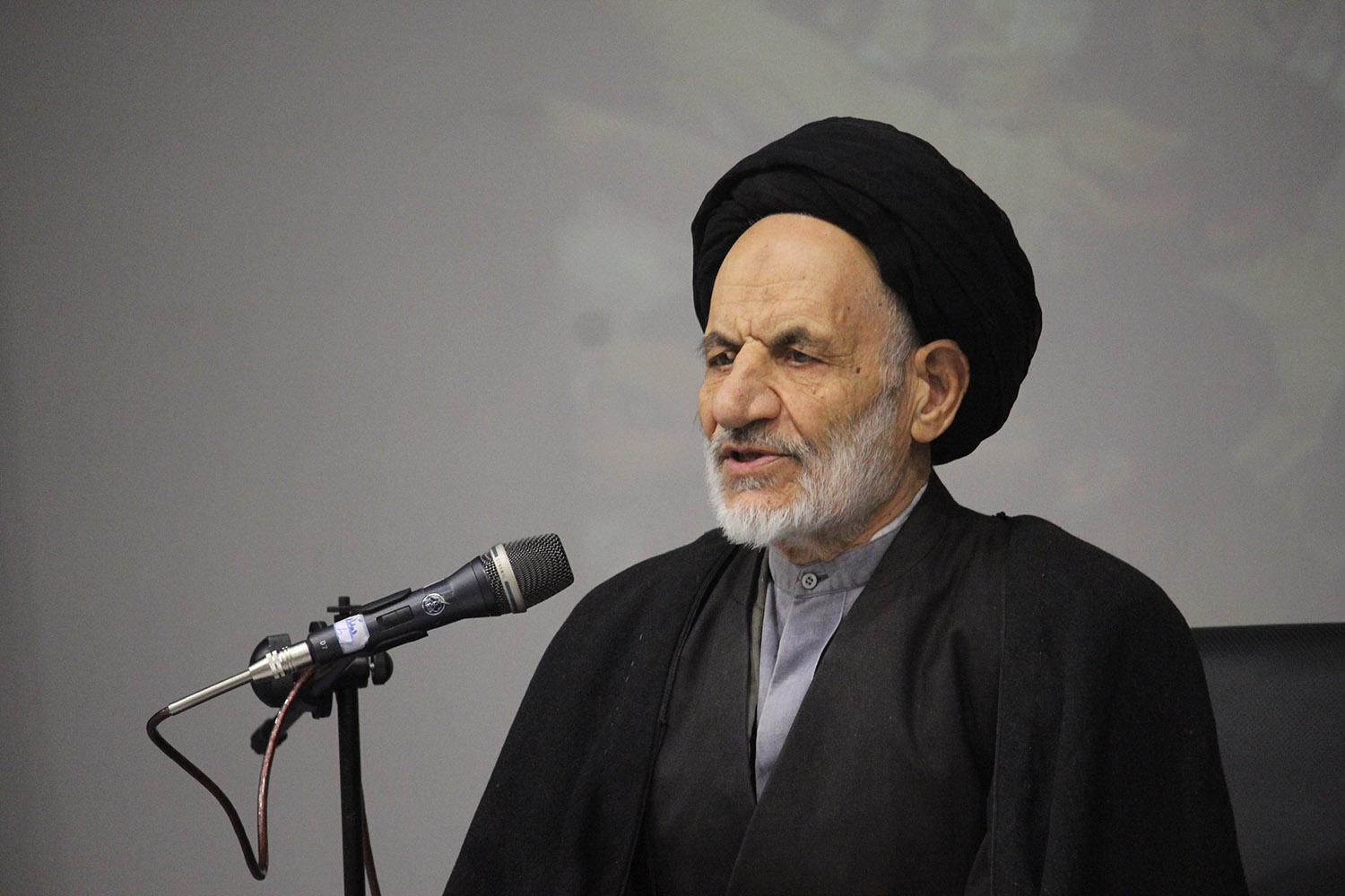 دوری از مکتب و عدل علی(ع) زمینهساز انحرافات است دوری از مکتب و عدل علی(ع) زمینهساز انحرافات است