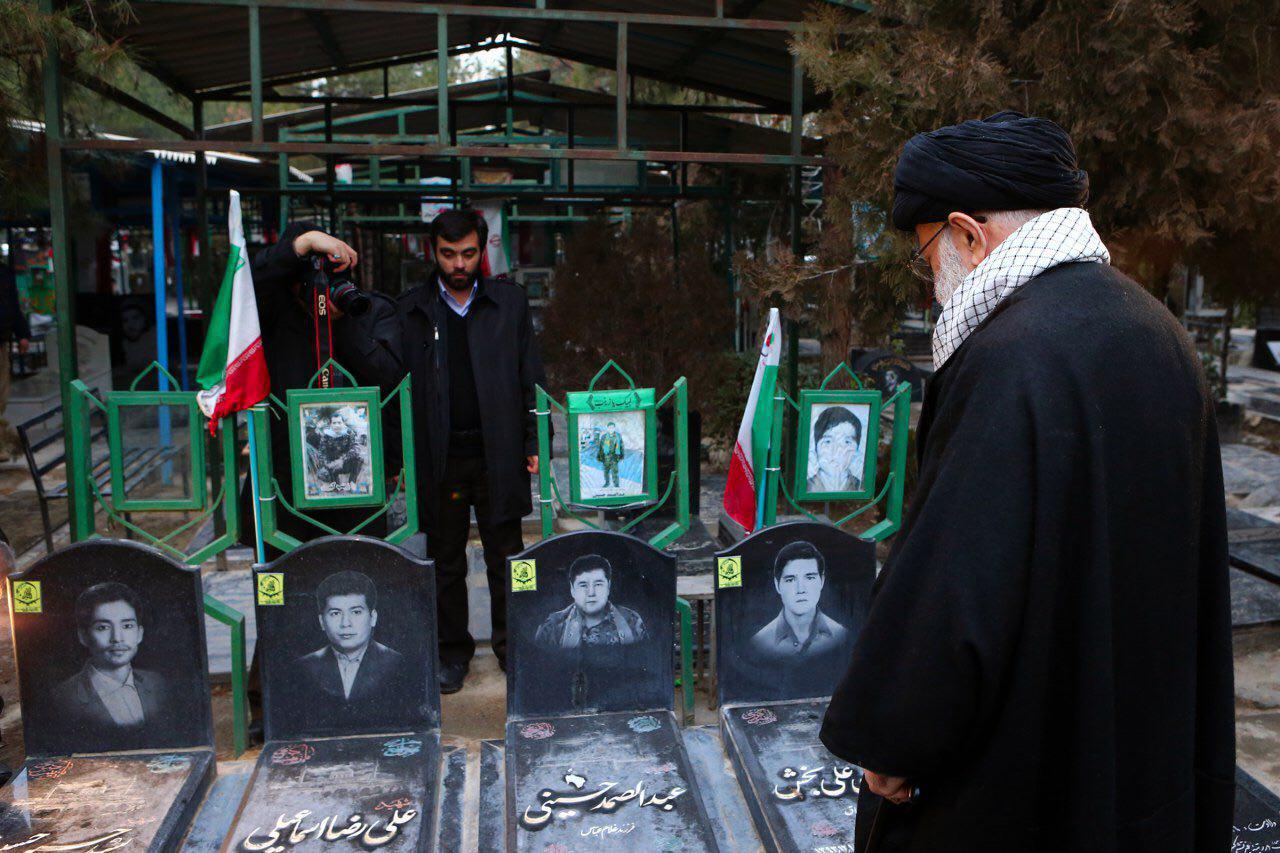 حضور رهبرانقلاب بر سر مزار شهدای تيپ فاطميون افغانستان. حضور رهبرانقلاب بر سر مزار شهدای تيپ فاطميون افغانستان.