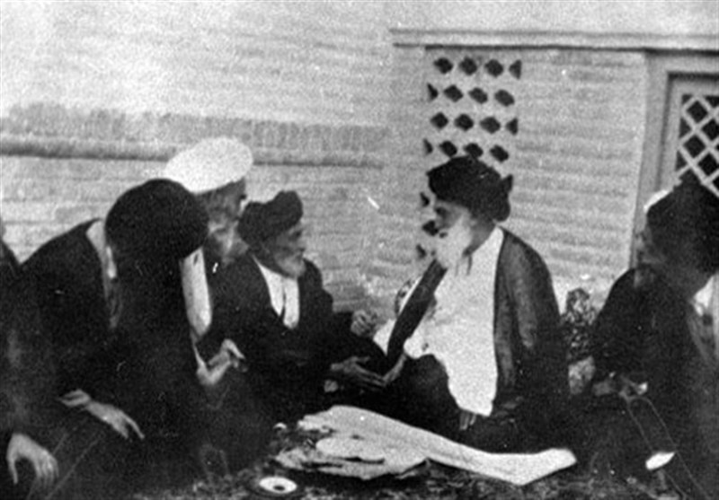 یزدی و قطبزاده در نوفل لوشاتو یزدی و قطبزاده در نوفل لوشاتو