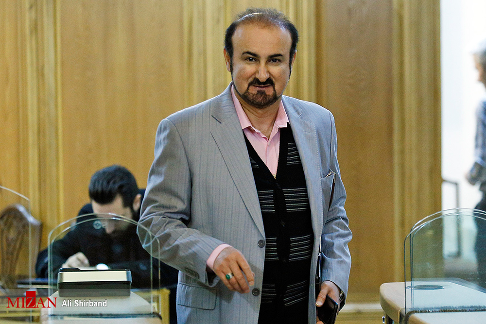 حضور مدیر عامل آتش نشانی با کت و شلوار در صحنه حادثه پلاسکو/ مدیریت بحران کشور زیر سوال رفته است