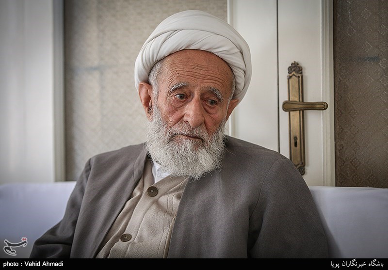 مرحوم «شریعتمداری» با شاه صمیمی بود/ امام گفتند خامنهای را دارید مرحوم «شریعتمداری» با شاه صمیمی بود/ امام گفتند خامنهای را دارید