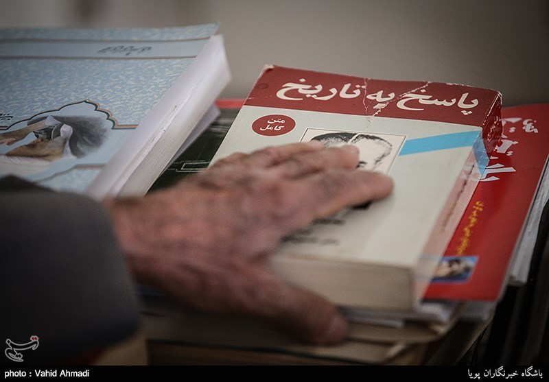 مرحوم «شریعتمداری» با شاه صمیمی بود/ امام گفتند خامنهای را دارید مرحوم «شریعتمداری» با شاه صمیمی بود/ امام گفتند خامنهای را دارید