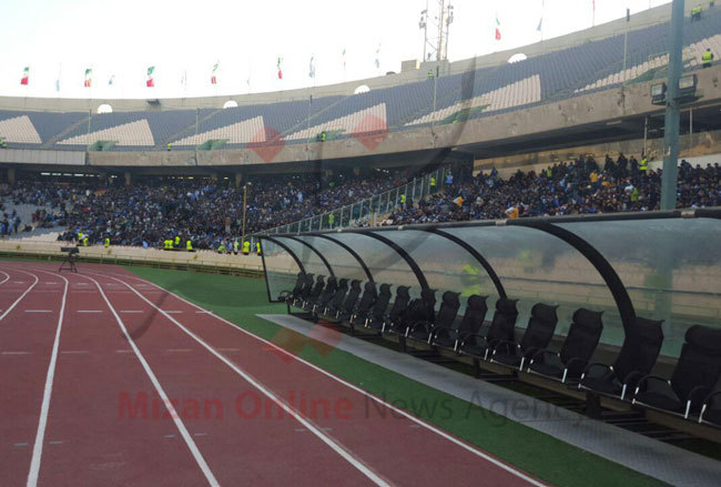 پرسپولیسی های سرخپوش مغضوب استقلالی‌ها شدند/ حضور نزدیک به 25 هزار نفر در ورزشگاه + عکس