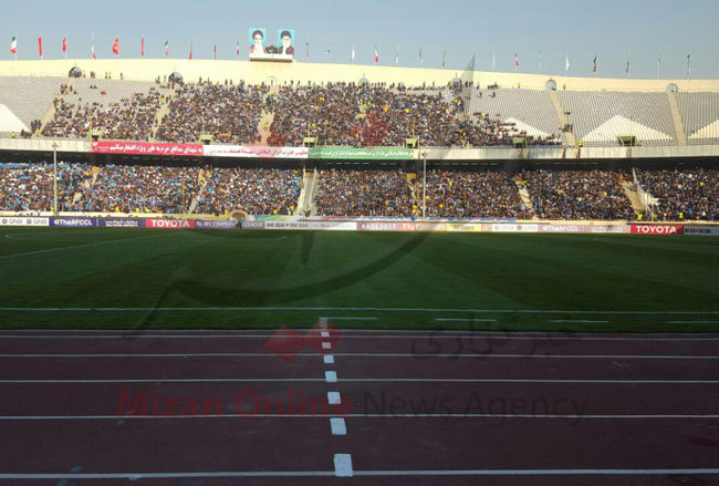 پرسپولیسی های سرخپوش مغضوب استقلالی‌ها شدند/ حضور نزدیک به 25 هزار نفر در ورزشگاه + عکس