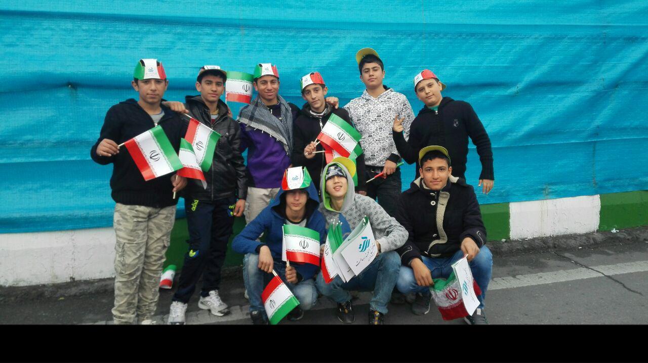 رنگ آمیزی صورت نوجوانان به رنگ پرچم ایران/ استقرار نیروهای یگان ویژه و تیم های امدادی در اطراف میدان آزادی+ تصاویر رنگ آمیزی صورت نوجوانان به رنگ پرچم ایران/ استقرار نیروهای یگان ویژه و تیم های امدادی در اطراف میدان آزادی+ تصاویر