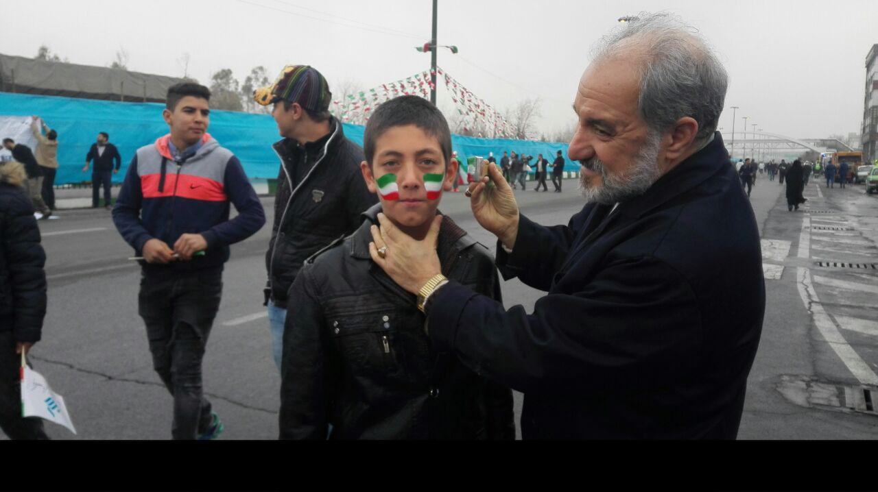 رنگ آمیزی صورت نوجوانان به رنگ پرچم ایران/ استقرار نیروهای یگان ویژه و تیم های امدادی در اطراف میدان آزادی+ تصاویر رنگ آمیزی صورت نوجوانان به رنگ پرچم ایران/ استقرار نیروهای یگان ویژه و تیم های امدادی در اطراف میدان آزادی+ تصاویر