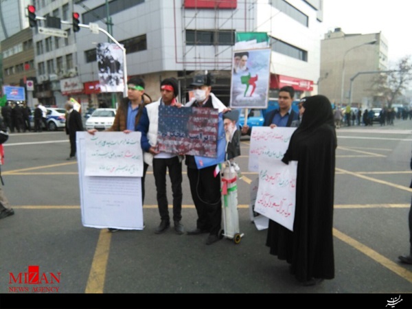 پلاکاردهای «ترامپ مچکریم» در دستان راهپیمایان