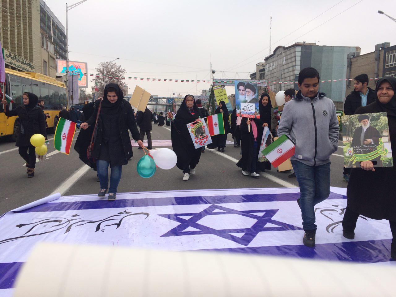 پرچم امریکا و اسرائیل زیر پای راهپیمان پهن شد+ تصاویر پرچم امریکا و اسرائیل زیر پای راهپیمان پهن شد+ تصاویر