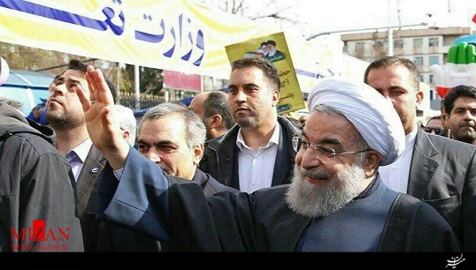 حضور رئیس‌جمهور در جمع راهپیمایان 22 بهمن + فیلم