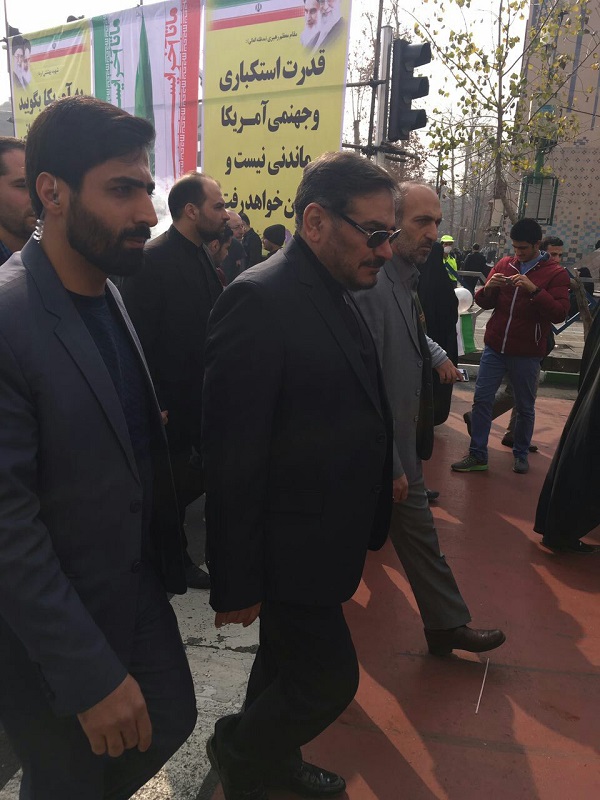 دبیر شورای عالی امنیت ملی به جمع راهپیمایان پیوست دبیر شورای عالی امنیت ملی به جمع راهپیمایان پیوست