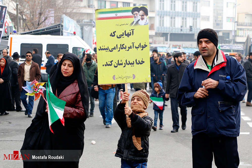 شعارهای مردم در سی و هشتمین جشن انقلاب شعارهای مردم در سی و هشتمین جشن انقلاب