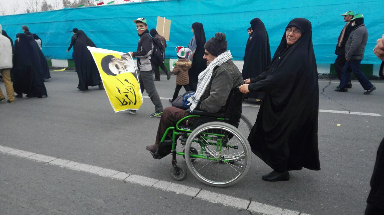 نذر خون در حاشیه مراسم راهپیمایی/ آمادگی نیروهای انتظامی و خدماتی/ قدردارنی آتش نشانان از مردم/ حضور وزرا و مدیران ورزشی در راهپیمایی