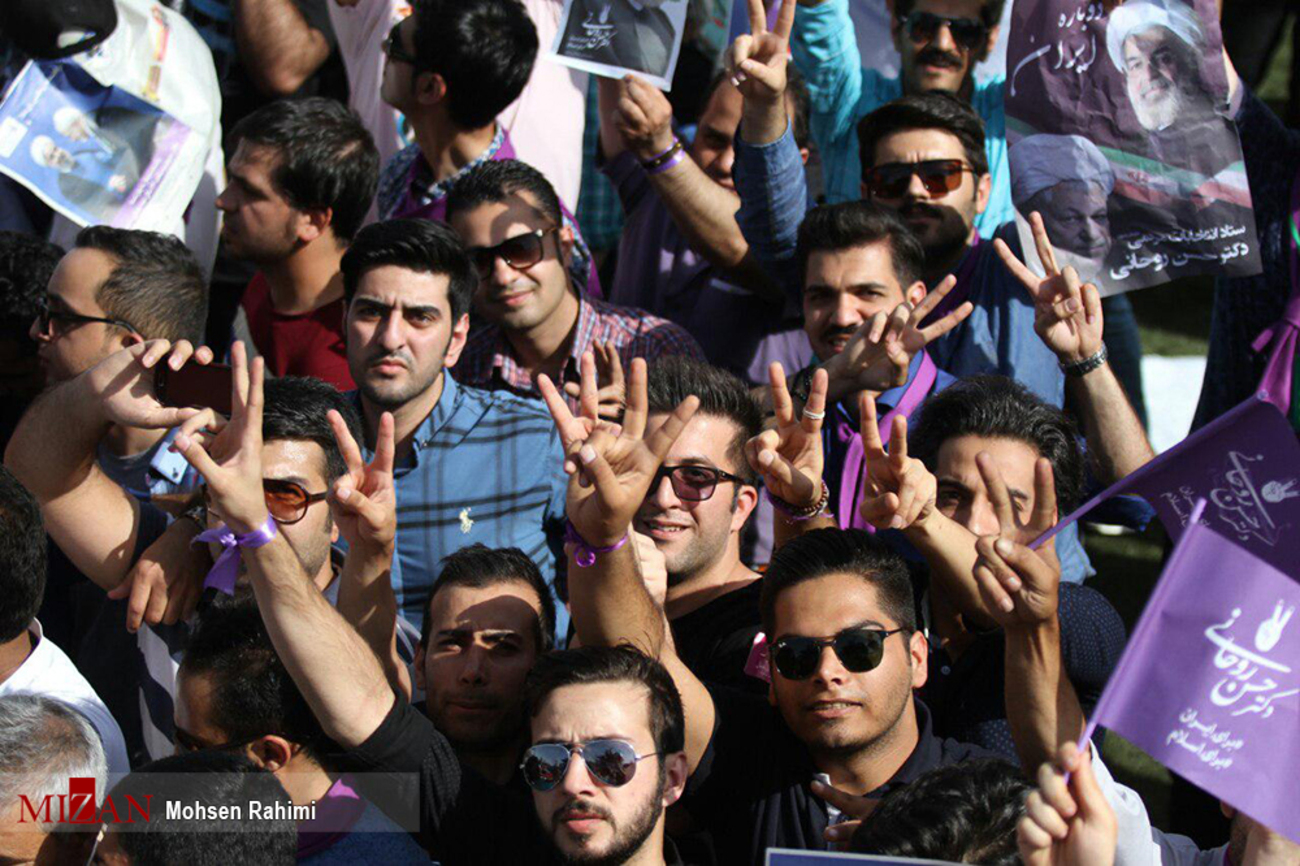 اجتماع حامیان حجت الاسلام روحانی در ورزشگاه تختی مشهد| نیم ساعت قبل از شروع رسمی برنامه