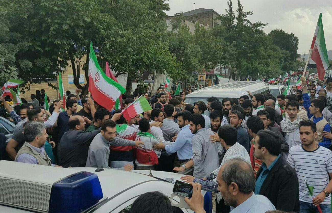خودروی حجت‌الاسلام رئیسی در میان انبوه جمعیت