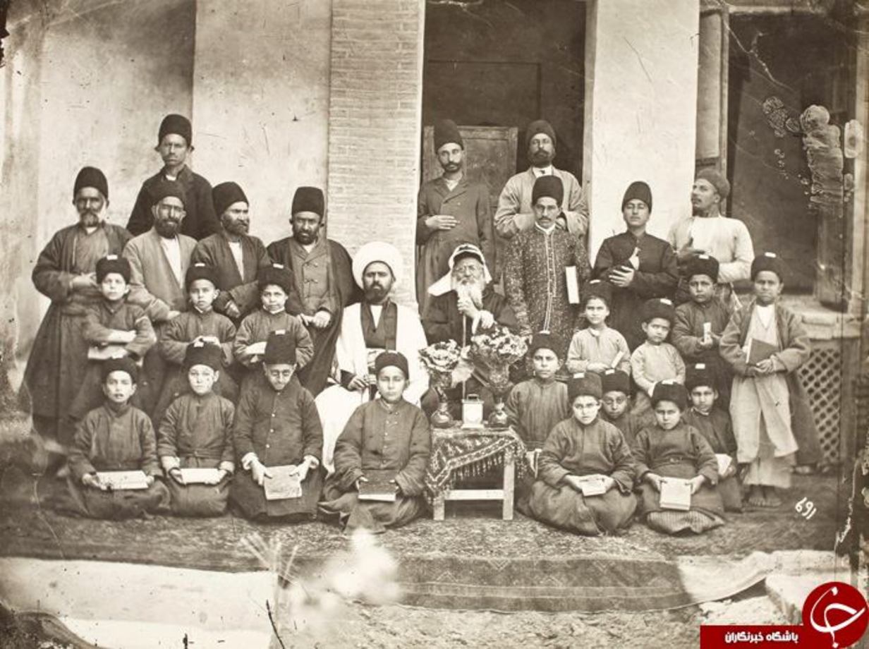 
    مکتب‌خانه‌ای در تهران قدیم
