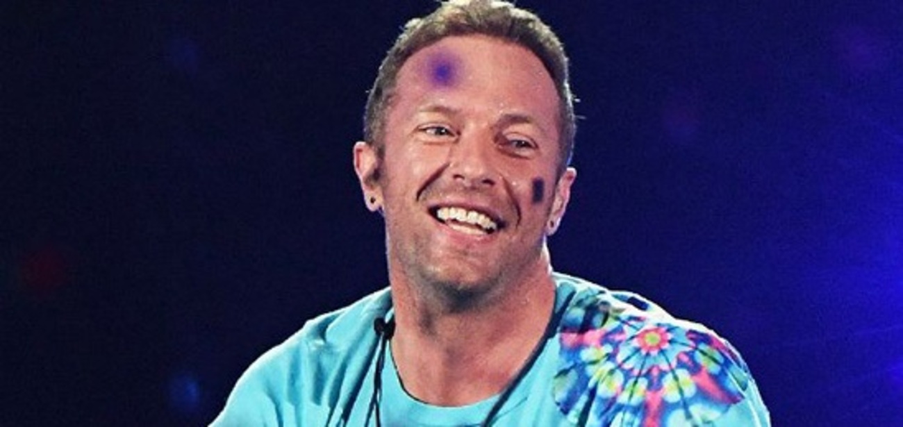 کریس مارتین قبل از رفتن روی استیج دندان‌هایش را مسواک می‌زند:مردِ اول گروه Coldplay برای روبه راه پیش رفتن کنسرتش همیشه قبل از اینکه روی استیج برود به نظافت دهان و دندان خود می‌پردازد. او می‌گوید: من قبل از اینکه برای اجرا روی صحنه بروم باید ۱۸ کار را انجام دهم. گفتن خیلی از آنها مسخره است! اما یکی از این کارها مسواک زدن دندان‌هایم قبل از رفتن روی اسیتج است. اگر این کار را نکنم حس می‌کنم به اندازه کافی هوشمندی ندارم.