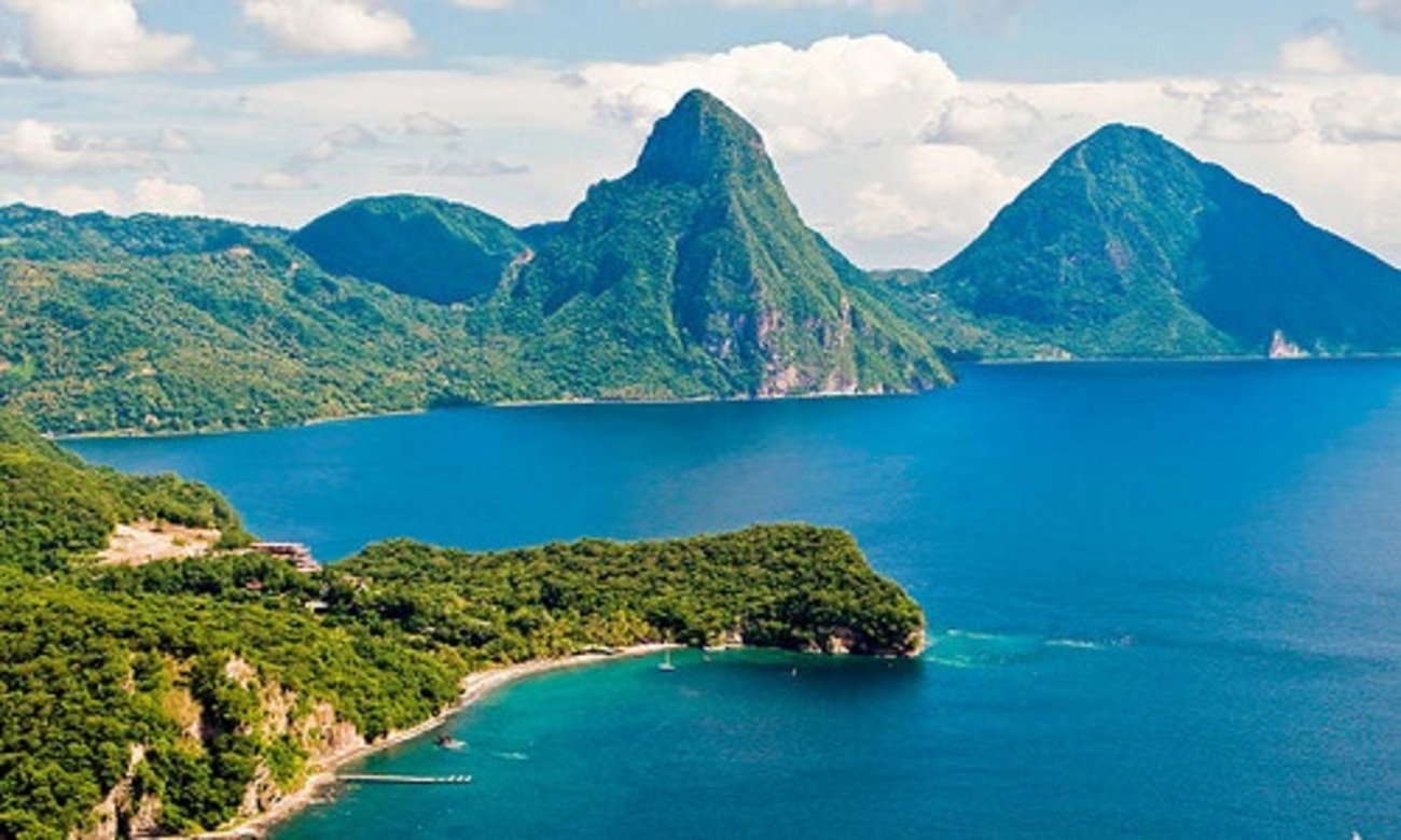 دریای کارائیب/ میانگین عمق این دریا که در اقیانوس اطلس واقع شده ۲۵۷۵ متر است. کارائیب را به عنوان بزرگ‌ترین دریای شور دنیا با مساحت ۲۷۵۴۰۰۰ کیلومتر مربع نیز می‌شناسند. جالب است بدانید که عمیق‌ترین نقطه‌ی دریای کارائیب ۷۶۸۶ متر عمق دارد و با نام «کّومّن ترو» شناخته می‌شود