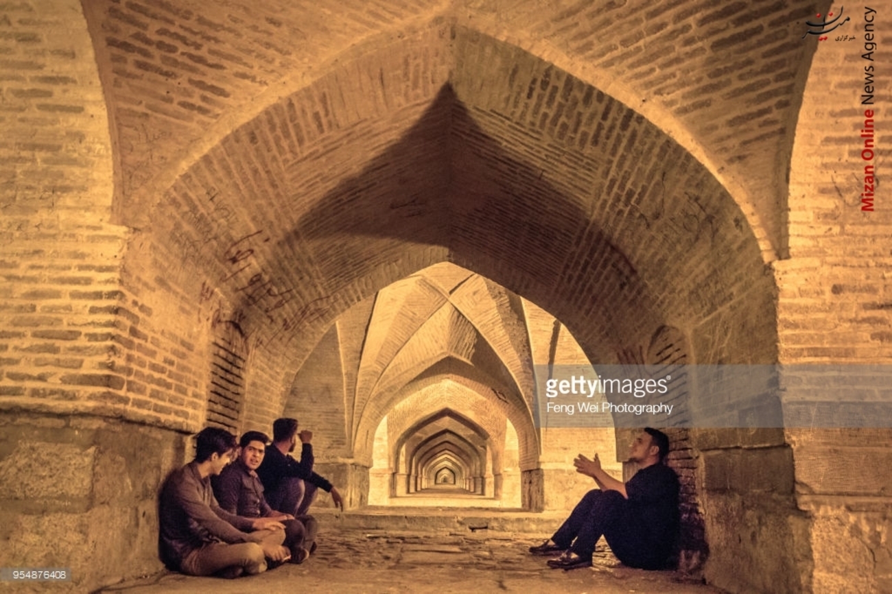افراد محلی در زیر سی و سه پل